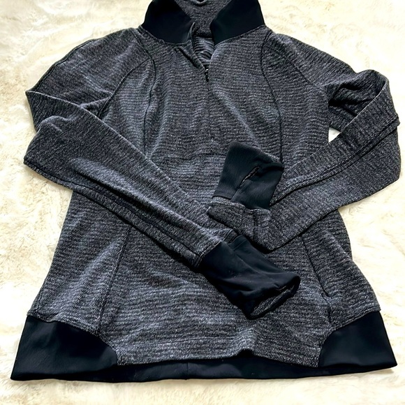 Lululemon 1/2 Zip Pullover - Picture 1 of 10